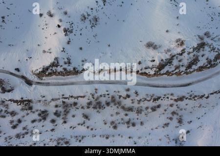 Duhok, Irak. Februar 2026. (ANMERKUNG DER REDAKTION: Bild mit Drohne aufgenommen) eine Luftaufnahme des schneebedeckten Gara-Gebirges. Das Gara-Gebirge das höchste Gebirge erhebt sich etwa 2.151 Meter über dem Meeresspiegel und liegt etwa 60 Kilometer nördlich der Stadt in der Region Kurdistan. (Foto: Ismael Adnan/SOPA Images/SIPA USA) Credit: SIPA USA/Alamy Live News Stockfoto