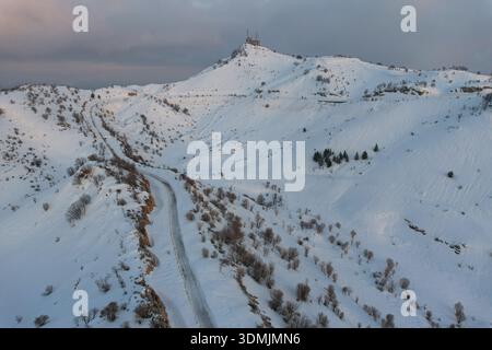 Duhok, Irak. Februar 2026. (ANMERKUNG DER REDAKTION: Bild mit Drohne aufgenommen) eine Luftaufnahme des schneebedeckten Gara-Gebirges. Das Gara-Gebirge das höchste Gebirge erhebt sich etwa 2.151 Meter über dem Meeresspiegel und liegt etwa 60 Kilometer nördlich der Stadt in der Region Kurdistan. (Foto: Ismael Adnan/SOPA Images/SIPA USA) Credit: SIPA USA/Alamy Live News Stockfoto