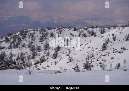 Duhok, Irak. Februar 2026. Ein allgemeiner Blick auf die schneebedeckte Gara-Bergkette. Das Gara-Gebirge das höchste Gebirge erhebt sich etwa 2.151 Meter über dem Meeresspiegel und liegt etwa 60 Kilometer nördlich der Stadt in der Region Kurdistan. (Foto: Ismael Adnan/SOPA Images/SIPA USA) Credit: SIPA USA/Alamy Live News Stockfoto
