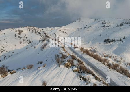 Duhok, Irak. Februar 2026. (ANMERKUNG DER REDAKTION: Bild mit Drohne aufgenommen) eine Luftaufnahme des schneebedeckten Gara-Gebirges. Das Gara-Gebirge das höchste Gebirge erhebt sich etwa 2.151 Meter über dem Meeresspiegel und liegt etwa 60 Kilometer nördlich der Stadt in der Region Kurdistan. (Foto: Ismael Adnan/SOPA Images/SIPA USA) Credit: SIPA USA/Alamy Live News Stockfoto