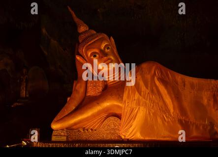 Der riesige liegende goldene Buddha im Tempel in der Wat Suwan Khuha Höhle (Affenhöhle), Phang Nga, Thailand Stockfoto