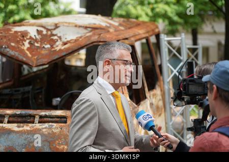 Berlin - 22. August 2022: Ukrainischer Botschafter Andriy Melnyk während eines Interviews bei der Ausstellung „Testament von Bucha“ auf dem Kurfürstendamm Stockfoto