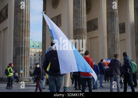Berlin, Deutschland - 13. November 2022: Russische Antikriegsproteste in Berlin. Teilnehmer mit weiß-blau-weißer Oppositionsflagge am Brandenburger Tor. Stockfoto
