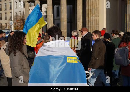 Berlin, Deutschland - 13. November 2022: Russische Antikriegskundgebung in Berlin. Demonstrant am Brandenburger Tor mit weiß-blau-weißer Oppositionsflagge. Stockfoto