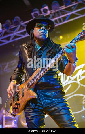 5. Februar 2026: Basslegende DAUG Wimbish von Living Colour tritt mit Tarja Turunen im Live Music Club in Trezzo Sull'Adda auf Stockfoto