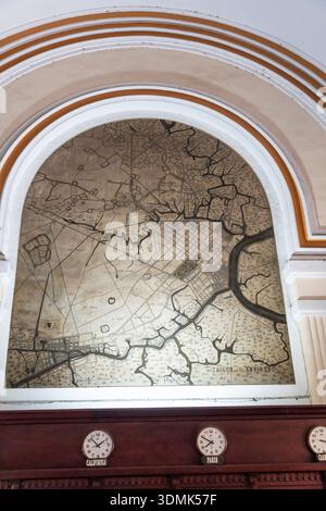 Saigon (Ho-Chi-Minh-Stadt), Vietnam. Karten in der alten zentralen Post, zusammen mit Uhren, die die Zeit an verschiedenen Orten auf der ganzen Welt zeigen. Stockfoto