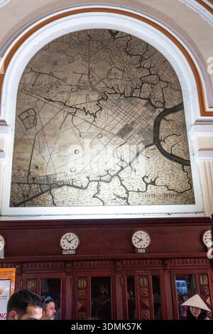 Saigon (Ho-Chi-Minh-Stadt), Vietnam. Karten in der alten zentralen Post, zusammen mit Uhren, die die Zeit an verschiedenen Orten auf der ganzen Welt zeigen. Stockfoto