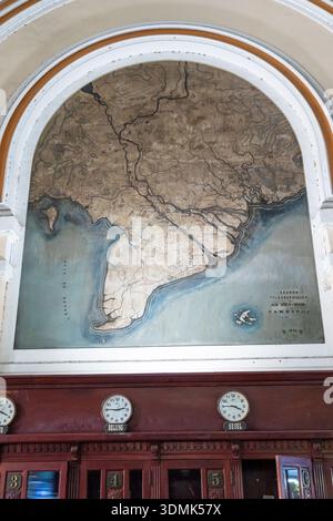Saigon (Ho-Chi-Minh-Stadt), Vietnam. Karten in der alten zentralen Post, zusammen mit Uhren, die die Zeit an verschiedenen Orten auf der ganzen Welt zeigen. Stockfoto