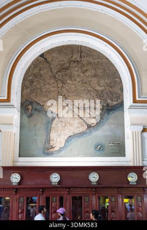 Saigon (Ho-Chi-Minh-Stadt), Vietnam. Karten in der alten zentralen Post, zusammen mit Uhren, die die Zeit an verschiedenen Orten auf der ganzen Welt zeigen. Stockfoto