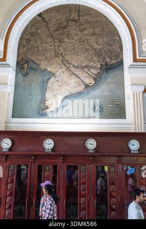 Saigon (Ho-Chi-Minh-Stadt), Vietnam. Karten in der alten zentralen Post, zusammen mit Uhren, die die Zeit an verschiedenen Orten auf der ganzen Welt zeigen. Stockfoto