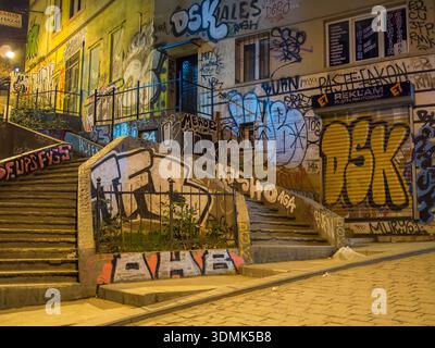 Treppen im Galata-Viertel, bedeckt mit Graffiti Stockfoto