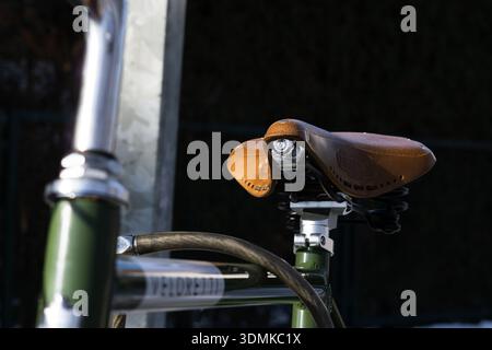 Ein Stadtrad im Vintage-Stil mit sichtbaren Markenlogos, das auf einem Fahrradparkplatz am Bahnhof befestigt ist und auf die nächste Fahrt wartet. Berlin Altglienick Stockfoto
