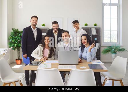 Ein glückliches Geschäftsteam aus Mitarbeitern mit hoher Motivation, im Büro an einem Unternehmensprojekt zu arbeiten Stockfoto