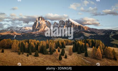 Berge sind im Hintergrund. Seiser Alm, Seiser Alm, aus der Vogelperspektive auf die majestätischen dolomiten. Stockfoto