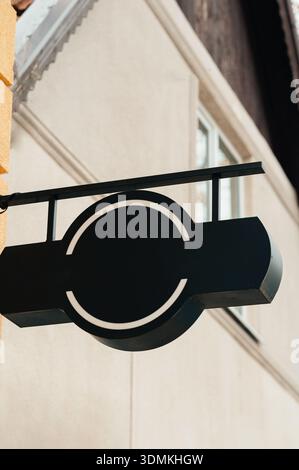 Stadtgebäude-Fassadenschild, städtisches Außendetail mit kreisförmigem Schild an der Gebäudefassade Stockfoto