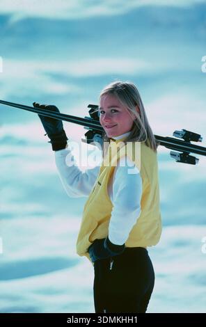 Neuseeland. Junge Frau mit Skiern. Außenporträt im Schnee. Stockfoto