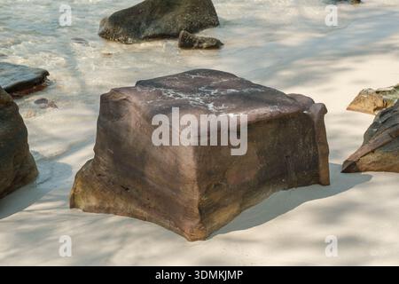 Großer verwitterter Felsen an einem tropischen Sandstrand in Phu Quoc Vietnam Stockfoto