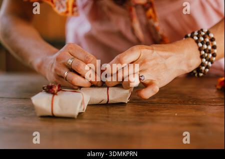 Handwerklich hergestellte Wraps präsentieren sich mit warmem Glanz und feiern gemütliche Momente durch sorgfältig umhüllte Feiertage Stockfoto