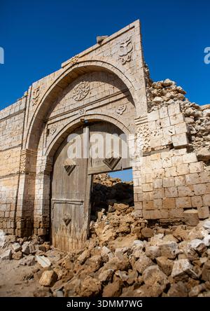 Sudan, Port sudan, Suakin, Wodden Door inmitten eines ruinierten ottomanischen Korallengebäudes Stockfoto