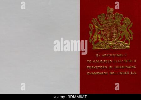 Nach Vereinbarung mit H. M. Queen Elizabeth II. Lieferanten von Champagner - Royal Warrant auf Karton Bollinger Champagne Special Cuvee Brut - Royal Warrant Stockfoto