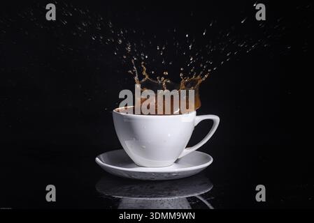 AA-Tasse Kaffee mit einem Spritzer Stockfoto
