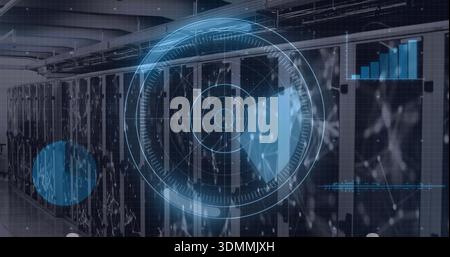 Anzeige von Server-Racks mit kreisförmiger HUD-Überlagerung im Korridor des Rechenzentrums mit LEDs Stockfoto