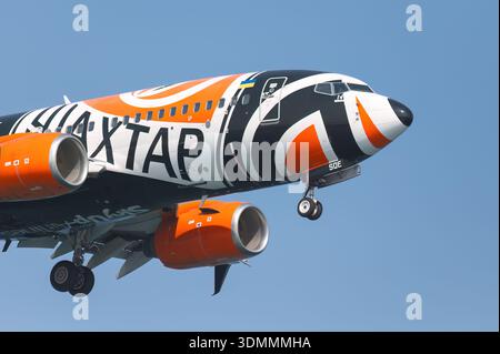 Larnaca, Zypern – 29. Juni 2024: Großer kommerzieller Jet mit individuellem Logo des Fußballclubs fliegt in klarem Himmel und bereitet sich auf die Landung vor Stockfoto