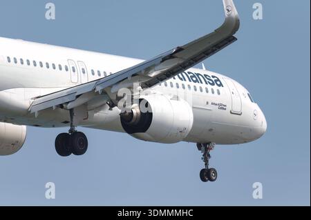 Larnaca, Zypern - 29. Juni 2024: Lufthansa Airbus A321neo Passagierjet nähert sich der Landebahn zur Landung und bereitet sich auf die Ankunft vor Stockfoto