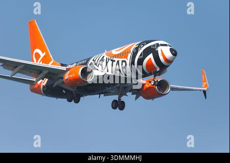 Larnaka, Zypern - 29. Juni 2024: SkyUp Boeing 737 Passagierflugzeug mit Shakhtar Donetsk Lackierung landet am Flughafen Larnaka Stockfoto