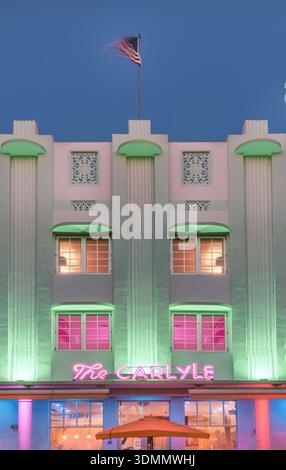 Ocean Drive Art Deco District, beleuchtet mit ikonischen Neonfarben South Beach, Miami Beach, Florida, USA Stockfoto