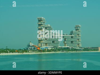 Blick von der Metro auf das Atlantis Royal Hotel, Dubai, Dubai Emirate, Vereinigte Arabische Emirate Stockfoto