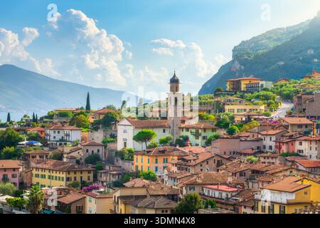 Panoramablick auf Limone sul Garda mit dem Kirchturm San Benedetto. Malerisches Dorf am See mit bunten Häusern und Bergen, Brescia, Lomb Stockfoto