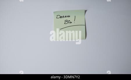 Dream Big Motivation Message auf Haftnotiz Stockfoto