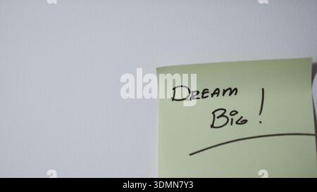 Dream Big Motivation Message auf Haftnotiz Stockfoto