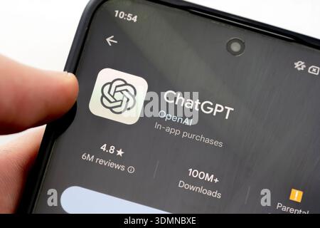 ChatGPT-App von OpenAI im Google Play Store auf Smartphone-Bildschirm in der Hand gehalten, Anwendungsseite mit Bewertungen und Downloads, mobile Kunst Stockfoto