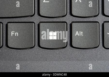 Windows-Taste auf moderner Laptop-Tastatur, Makrodetail Draufsicht der Microsoft-Logo-Taste zwischen den Fn-Alt-Tasten, schwarze strukturierte Tasten Nahaufnahme des Bediensystems Stockfoto