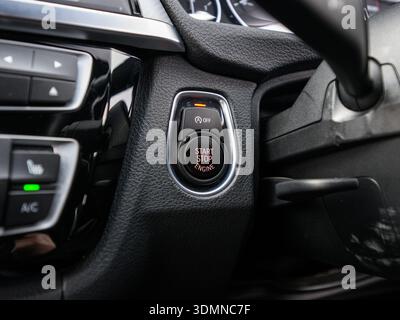 Nahaufnahme der Motorstart-Stopp-Taste auf dem Armaturenbrett Stockfoto