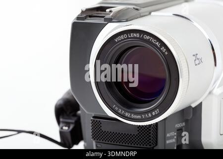 Nahaufnahme des Camcorder-Videolinjektivs mit 25fach optischem Zoom, Studio-Aufnahme mit Frontwinkel auf weißem Hintergrund, Vintage-Kameraoptik für Privatanwender, Glasreferenz Stockfoto