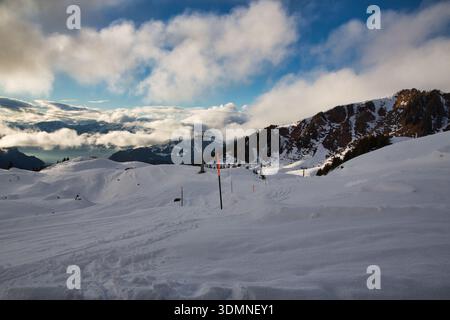 Malerische Winterlandschaft mit schneebedeckten Bergen und Wolken. Stockfoto