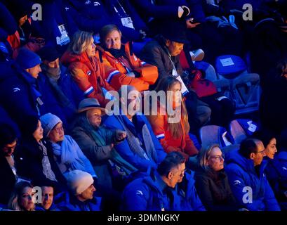 MAILAND: Königin Máxima, König Willem-Alexander und Prinzessin Amalia während der Eröffnungszeremonie der Olympischen Winterspiele im Stadion San Siro. SEM VAN DER WAL / ANP Credit: ANP/Alamy Live News Stockfoto