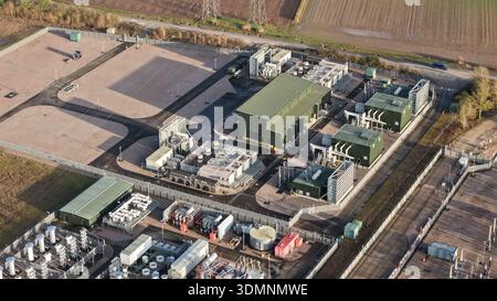 Luftaufnahme der National Grid Walpole Substation, einem Komplex aus grünen und grauen Strukturen vor einem Hintergrund von Feldern, Walpole, Wisbech, United Kin Stockfoto