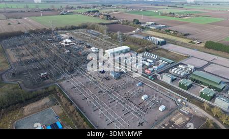 Aus der Vogelperspektive der National Grid Walpole Substation, einer Symphonie aus Stahl und Energie inmitten der ruhigen Landschaft, Walpole, Wisbech, Großbritannien. Stockfoto