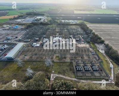 Luftaufnahme der National Grid Walpole Substation, einer Symphonie aus Metall und Kraft inmitten der weitläufigen Felder, Wisbech, Vereinigtes Königreich. Stockfoto