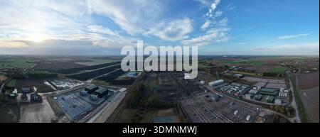Luftaufnahme der weitläufigen Walpole-Umspannstation National Grid mit ihrem komplexen Netz von Stromleitungen und Geräten im Kontrast zum ländlichen lan Stockfoto
