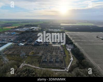 Aus der Vogelperspektive der National Grid Walpole Substation, einer Symphonie aus Stahl und Beton inmitten einer Landschaft aus gedämpften Grün- und Brauntönen, Walpole, Wisbech, Stockfoto