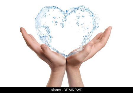 Mann, der Spritzwasser in Herzform auf weißem Hintergrund hält, Nahaufnahme Stockfoto