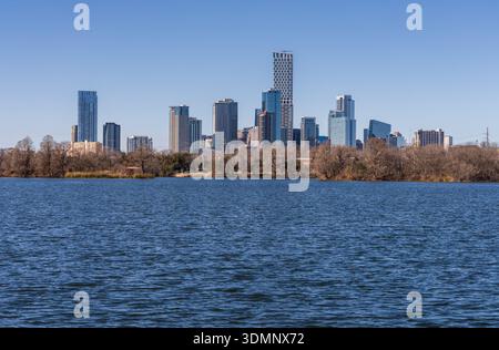 Panoramablick auf den Lady Bird Lake in Richtung Downtown Austin Texas aus dem Osten mit Wander- und Radweg Stockfoto