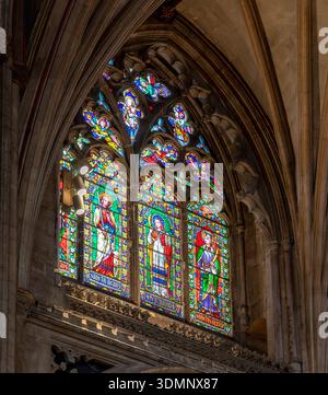 Buntglasfenster in der Ely Cathedral in Ely, Cambridgeshire, England, Großbritannien. Stockfoto