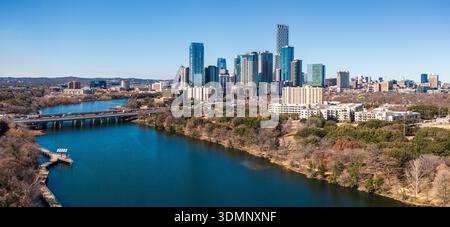 Panoramablick auf den Lady Bird Lake in Richtung Downtown Austin Texas aus dem Osten mit Wander- und Radweg Stockfoto