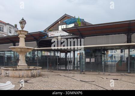 Der Platz der Stadt Praca do Peixe mit einem Brunnen und den kunstvollen historischen Gebäuden in Aveiro, Portugal Stockfoto